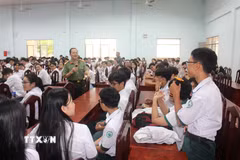 Nội dung tuyên truyền được truyền tải sinh động, dễ hiểu, phù hợp với lứa tuổi học sinh góp phần giúp các em và phụ huynh trang bị thêm kỹ năng bảo vệ mình. (Ảnh: Hồng Hiếu/TTXVN)