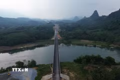 Cầu Vĩnh Tuy thuộc Dự án cao tốc Tuyên Quang – Hà Giang do liên danh Công ty cổ phần Tập đoàn Đèo Cả và Cầu 75 thi công đã hoàn thành các hạng mục. (Ảnh: Hoàng Hải/TTXVN)