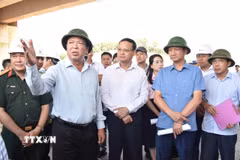 Bộ trưởng Bộ Xây dựng Trần Hồng Minh chỉ đạo hoàn thiện hệ thống nút giao, đường gom kết nối với cao tốc Tuyên Quang - Hà Giang. (Ảnh: Hoàng Hải/TTXVN)