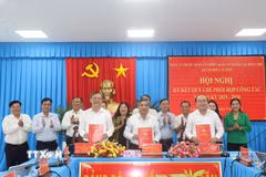 Lãnh đạo Đảng ủy HĐND, Đảng ủy UBND và Đảng ủy MTTQ thành phố Cần Thơ cùng ký kết hợp tác giai đoạn 2025 - 2030. (Ảnh: Thu Hiền/TTXVN)