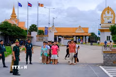 Lực lượng chức năng Việt Nam và Campuchia phối hợp tiếp nhận 23 công dân Việt Nam do phía Campuchia trao trả tại Cửa khẩu quốc tế Bình Hiệp, tỉnh Tây Ninh. (Ảnh: Minh Phú/TTXVN)