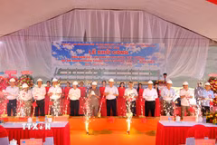 Các đại biểu thực hiện nghi thức khởi công Dự án Khu dân cư - Tái định cư phường Kiến Tường, dự án thành phần thuộc Dự án đường Tân An - Bình Hiệp. (Ảnh: Bùi Giang/TTXVN)