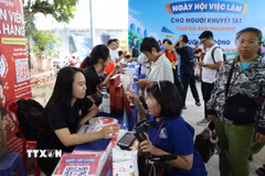 Đông đảo người khuyết tật tìm cơ hội việc làm tại “Ngày hội việc làm cho người khuyết tật Thành phố”. (Ảnh: Thanh Vũ/TTXVN)