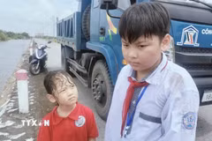 Hai em được Nguyễn Mạnh Hùng cứu là em Lê Quang Thái, học sinh lớp 6B2, Trường THCS A Hải Xuân và em Lê Anh Thơ, học sinh lớp 1C2, Trường Tiểu học A Hải Xuân (là hai anh em ruột). (Ảnh: TTXVN phát)