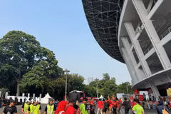 Nhiều CĐV Indonesia đã đến sân từ sớm để xem cả 2 trận đấu. (Ảnh: Đỗ Quyên \/TTXVN)