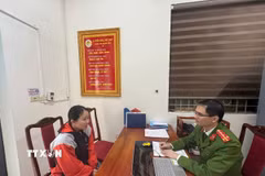 Đối tượng Nguyễn Thị Gái tại cơ quan công an. (Ảnh TTXVN)