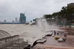 Nước sông Hàn dâng cao và sóng lớn cao hơn 3 mét liên tục đánh mạnh vào bờ kè. (Ảnh: Anh Dũng/TTXVN)
