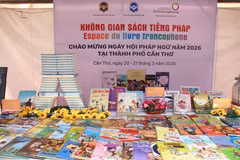 Không gian sách tiếng Pháp trưng bày tại ngày hội. (Ảnh: Nguyễn Hằng /TTXVN)