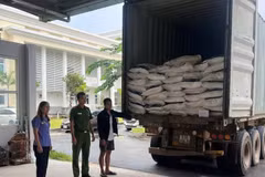 Tài xế Bùi Xuân Trọng bị bắt quả tang chở đường cát nhập lậu. (Ảnh: Công an Thành phố Hồ Chí Minh)