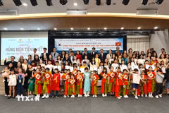 Đại biểu cùng các thí sinh tham dự Cuộc thi hùng biện tiếng Việt lần thứ nhất năm 2026. (Ảnh Đào Lâm/TTXVN)