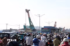Khu vực công trường nhà ga Phạm Văn Bạch thuộc tuyến metro số 2 được rào chắn phục vụ thi công, khiến giao thông trên đường Trường Chinh ùn ứ kéo dài. (Ảnh: Tiến Lực/TTXVN)