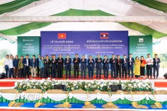 Các đại biểu tham dự lễ rái khởi động Dự án khai thác và chế biến muối mỏ tại huyện Nongbok, tỉnh Khammouan. (Ảnh: TTXVN phát)