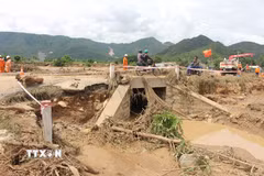Hiện trường nước lũ gây thiệt hại do vỡ hồ chứa tại xã Tuy Phong (Lâm Đồng). (Ảnh: Nguyễn Thanh/TTXVN)