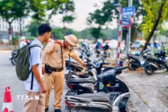 Xử lý nghiêm các trường hợp phạm luật giao thông trong khi chở con tới trường