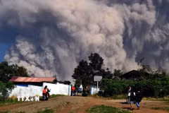 Tro bụi phun lên từ núi lửa Indonesia. (Ảnh: THX/TTXVN phát)