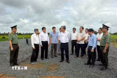 Lãnh đạo Cần Thơ cùng đại diện các sở, ngành kiểm tra thực tế tiến độ thi công tại công trường Dự án thành phần 4 cao tốc Châu Đốc - Cần Thơ - Sóc Trăng. (Ảnh: TTXVN phát)