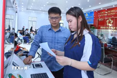 Cán bộ Trung tâm Phục vụ hành chính công xã Rạng Đông hướng dẫn người dân thực hiện thao tác tại Kiosk hành chính công. (Ảnh: Công Luật/TTXVN)