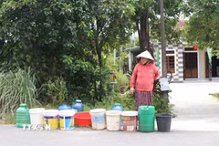 Người dân mỏi mòn chờ xe bồn chở nước cung cấp tạm thời giữa trưa nắng. (Ảnh: Văn Dũng/TTXVN)