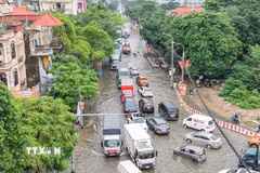 Hà Nội phân luồng giao thông qua các vị trí ngập úng ở xã Hạ Bằng, Hòa Lạc