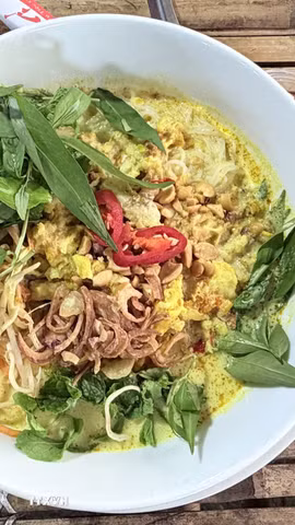 Tô bún kèn Hà Tiên hoàn chỉnh với bún tươi, nước lèo béo thơm, thịt cá và các loại rau ăn kèm hấp dẫn. (Ảnh: Thanh Sang/TTXVN)