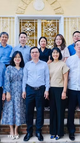 Đoàn công tác Tạp chí Cộng sản đến thăm và trao đổi tình hình với Đại sứ quán Việt Nam tại Italy. (Ảnh: Hải Đăng/TTXVN)