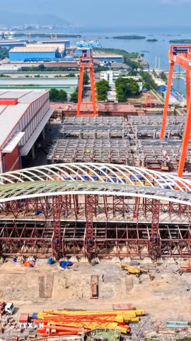 Thử tải tổ hợp kết cấu vòm chính và hệ khung đỡ nặng 3.400 tấn của cầu đi bộ qua sông Sài Gòn tại nhà máy. (Ảnh: TTXVN phát)
