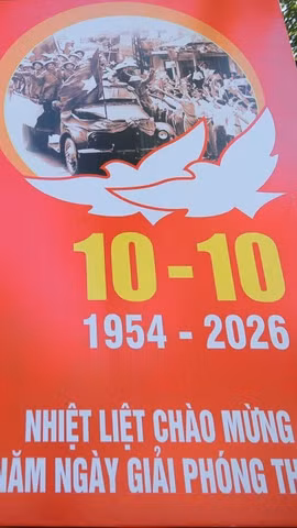 Pano "Nhiệt liệt chào mừng 72 năm Ngày giải phóng Thủ đô" cỡ lớn bố trí trước khu vực Cột cờ Hà Nội. (Ảnh: Hoàng Hiếu/TTXVN)