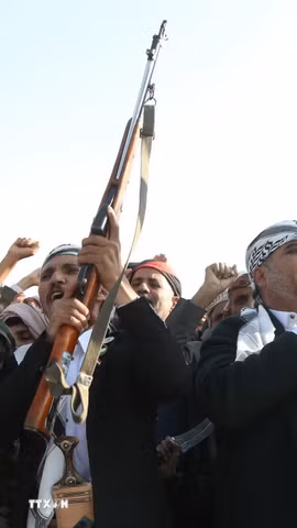 Các tay súng Houthi tại Sanaa, Yemen. (Ảnh: THX/TTXVN phát)