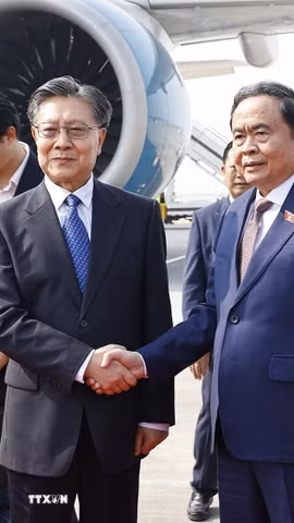 Đại biểu Trung Quốc tiễn Chủ tịch Quốc hội Trần Thanh Mẫn tại Sân bay quốc tế Hàm Dương, TP Tây An, tỉnh Thiểm Tây. (Ảnh: Doãn Tấn/TTXVN)