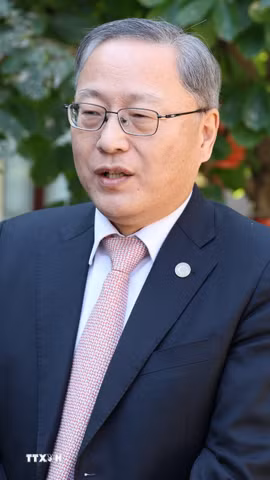 Ông Trương Kiến Quốc cho rằng chuyến thăm cũng tạo điều kiện thúc đẩy hợp tác kinh tế theo hướng nâng cao chất lượng, mở rộng sang các lĩnh vực mới như kết nối hạ tầng, trí tuệ nhân tạo (AI), kinh tế số, năng lượng sạch... (Ảnh: Quang Hưng/TTXVN)