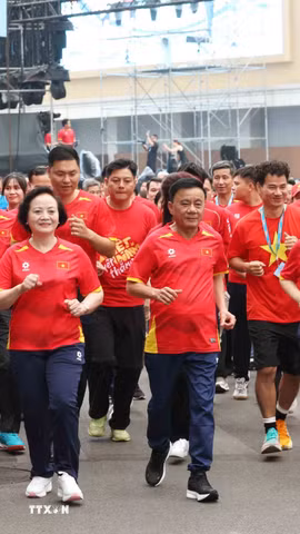 Thường trực Ban Bí thư Trần Cẩm Tú, Phó Thủ tướng Phạm Thị Thanh Trà cùng các đại biểu tham gia chạy hưởng ứng phong trào. (Ảnh: Phương Hoa/TTXVN)
