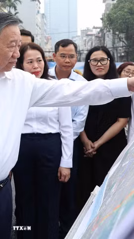 Tổng Bí thư, Chủ tịch nước Tô Lâm kiểm tra việc thực hiện dự án đường Vành đai 2,5 thuộc địa bàn phường Cầu Giấy. (Ảnh: Thống Nhất/TTXVN)