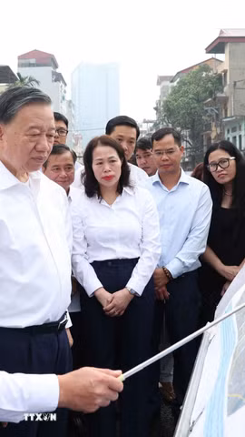 Tổng Bí thư, Chủ tịch nước Tô Lâm kiểm tra việc thực hiện dự án đường Vành đai 2,5 thuộc địa bàn phường Cầu Giấy. (Ảnh: Thống Nhất/TTXVN)