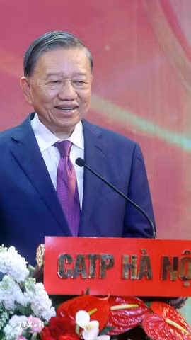 Tổng Bí thư, Chủ tịch nước Tô Lâm phát biểu chúc mừng Câu lạc bộ bóng đá Công an Hà Nội. (Ảnh: Phạm Kiên/TTXVN)