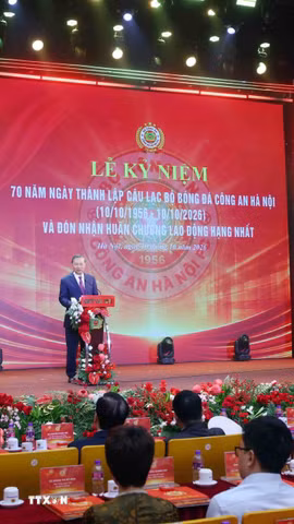Tổng Bí thư, Chủ tịch nước Tô Lâm phát biểu chúc mừng Câu lạc bộ bóng đá Công an Hà Nội. (Ảnh: Phạm Kiên/TTXVN)