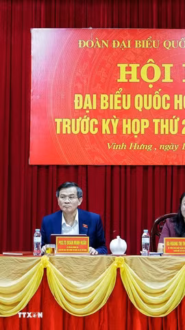Giám đốc Học viện Chính trị Quốc gia Hồ Chí Minh Đoàn Minh Huấn cùng các Đại biểu Quốc hội tỉnh Nghệ An tiếp xúc cử tri tại phường Vinh Hưng. (Ảnh: Trịnh Duy Hưng/TTXVN)