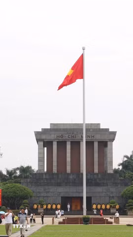 Rất đông người dân, du khách đến Quảng trường Ba Đình vào những ngày này. (Ảnh: Nguyễn Thắng/TTXVN)