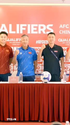 Huấn luyện viên và cầu thủ U20 Việt Nam, U20 Triều Tiên thể hiện quyết tâm trước trận ra quân tại Vòng loại Giải bóng đá U20 châu Á 2027. (Ảnh: Hoàng Hùng/TTXVN)