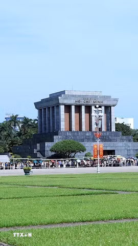 Đông đảo người dân vào viếng Lăng Chủ tịch Hồ Chí Minh. (Ảnh: Tuấn Anh/TTXVN)