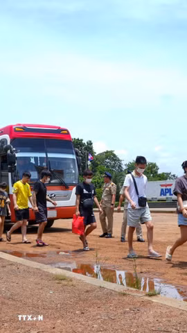 Công dân Việt Nam được cơ quan chức năng Campuchia trao trả tại Cửa khẩu quốc tế Xa Mát, tỉnh Tây Ninh. (Ảnh: Minh Phú/TTXVN)