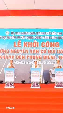 Các đại biểu thực hiện nghi thức khởi công dự án đường Nguyễn Văn Cừ nối dài (giai đoạn 2). (Ảnh: Thanh Liêm/TTXVN)