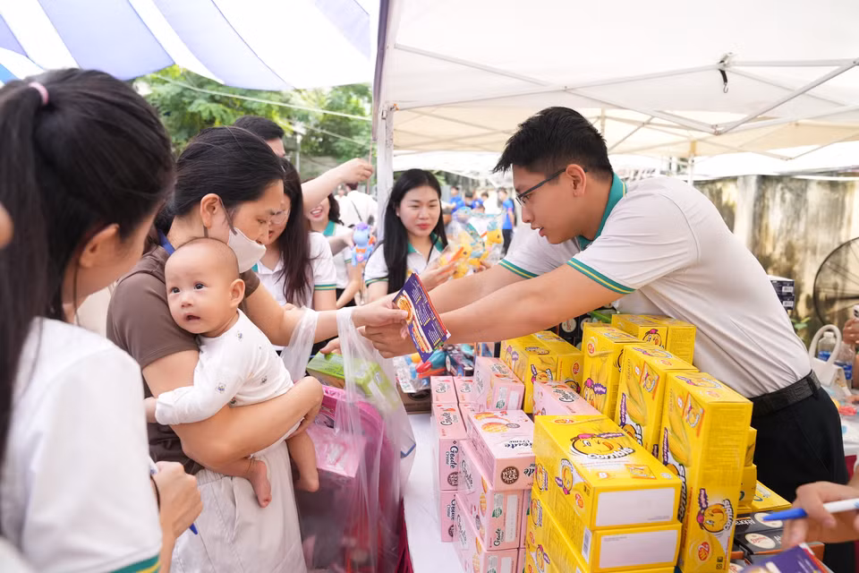 Nhiều phần quà được các phụ huynh lấy cho bệnh nhi. (Ảnh: PV/Vietnam+)