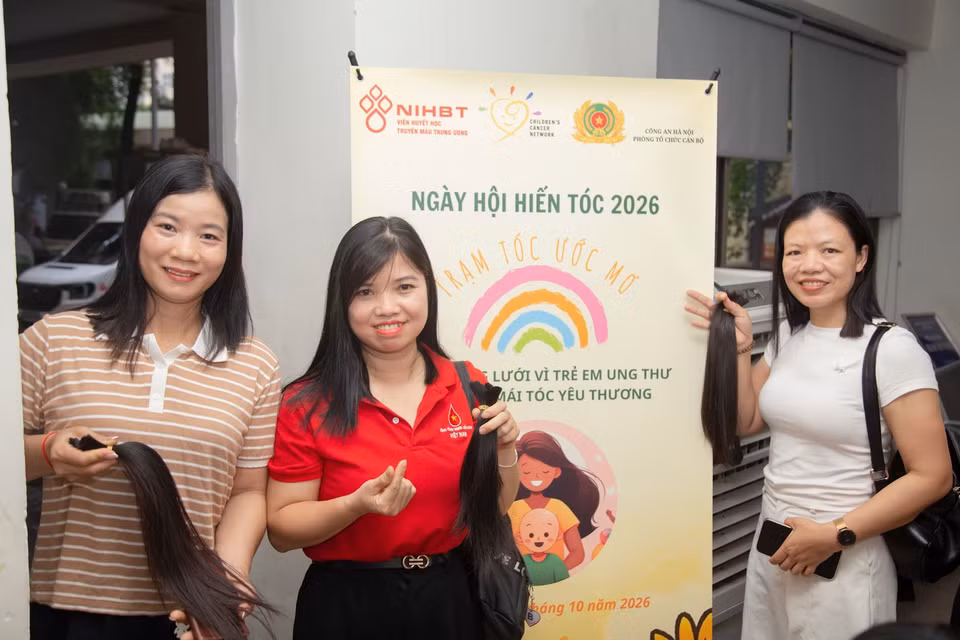 Những người trẻ hào hứng tham gia hiến tóc tại Ngày hội. (Ảnh: PV/Vietnam+)