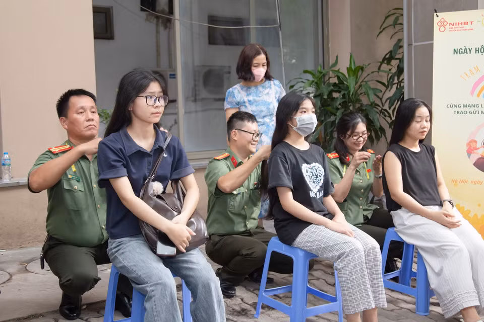 Rất nhiều bạn trẻ đến hiến tóc. (Ảnh: PV/Vietnam+)