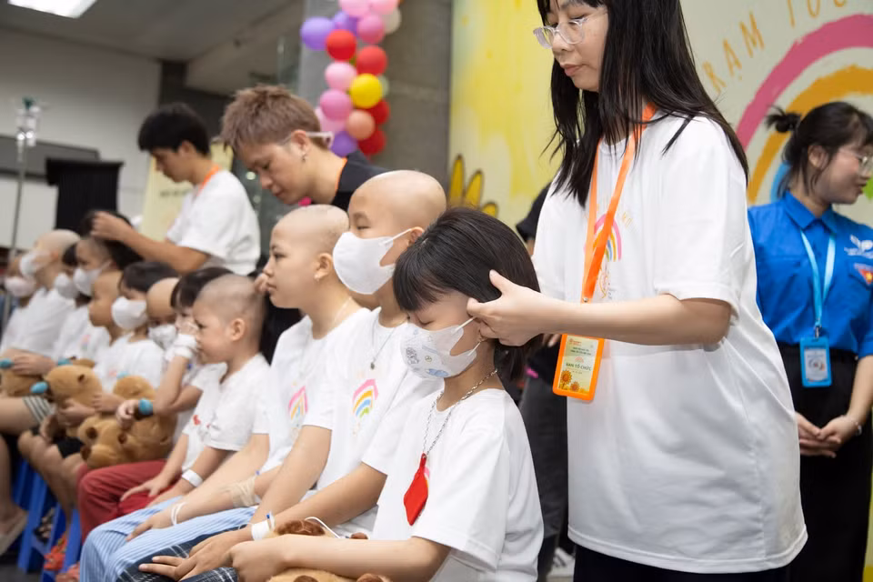 Đội mái tóc mới cho các bệnh nhân nhi. (Ảnh: PV/Vietnam+)