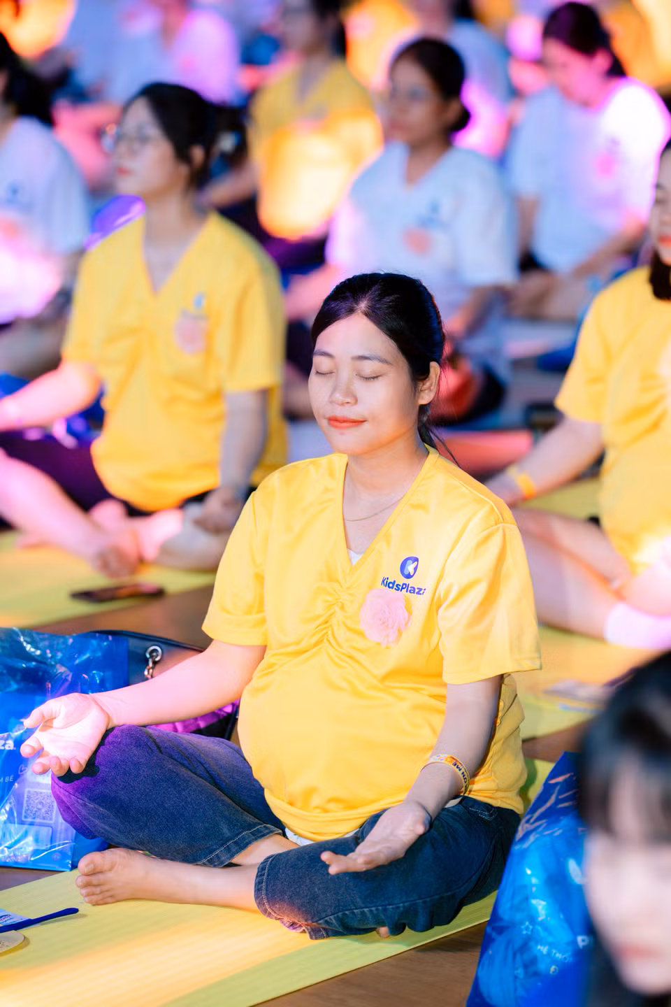 Các mẹ bầu trình diễn với các động tác yoga. (Ảnh: PV/Vietnam+)