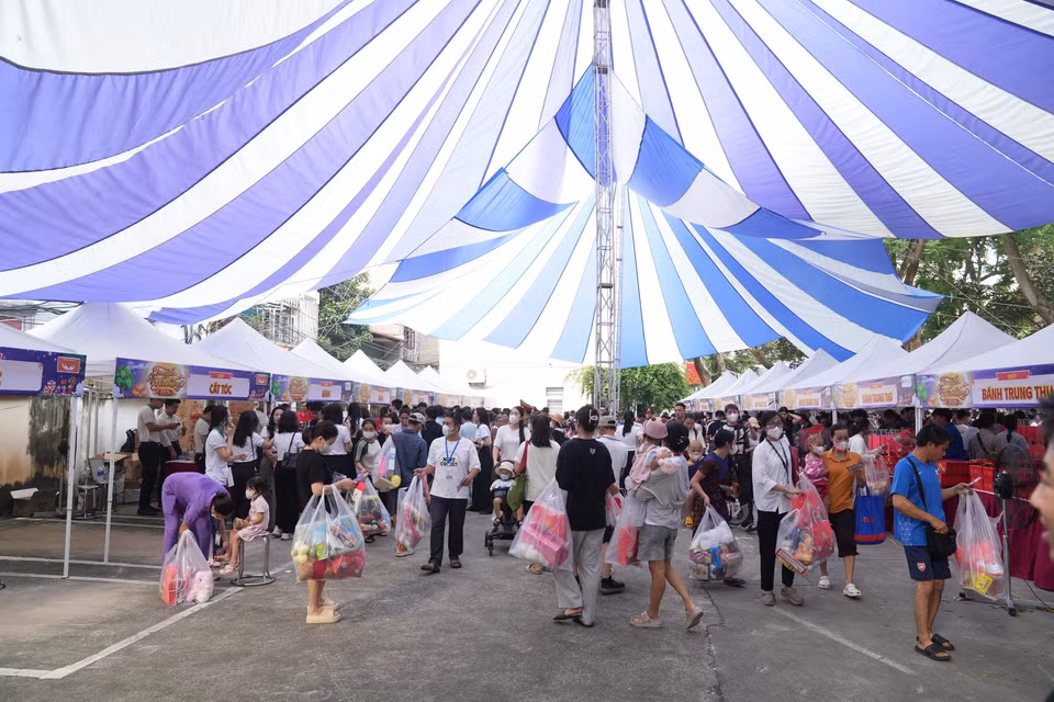 Với các em nhỏ đang phải điều trị dài ngày, những phút giây được vui chơi, được nhận quà và được hòa mình vào không khí lễ hội có ý nghĩa đặc biệt. (Ảnh: PV/Vietnam+)