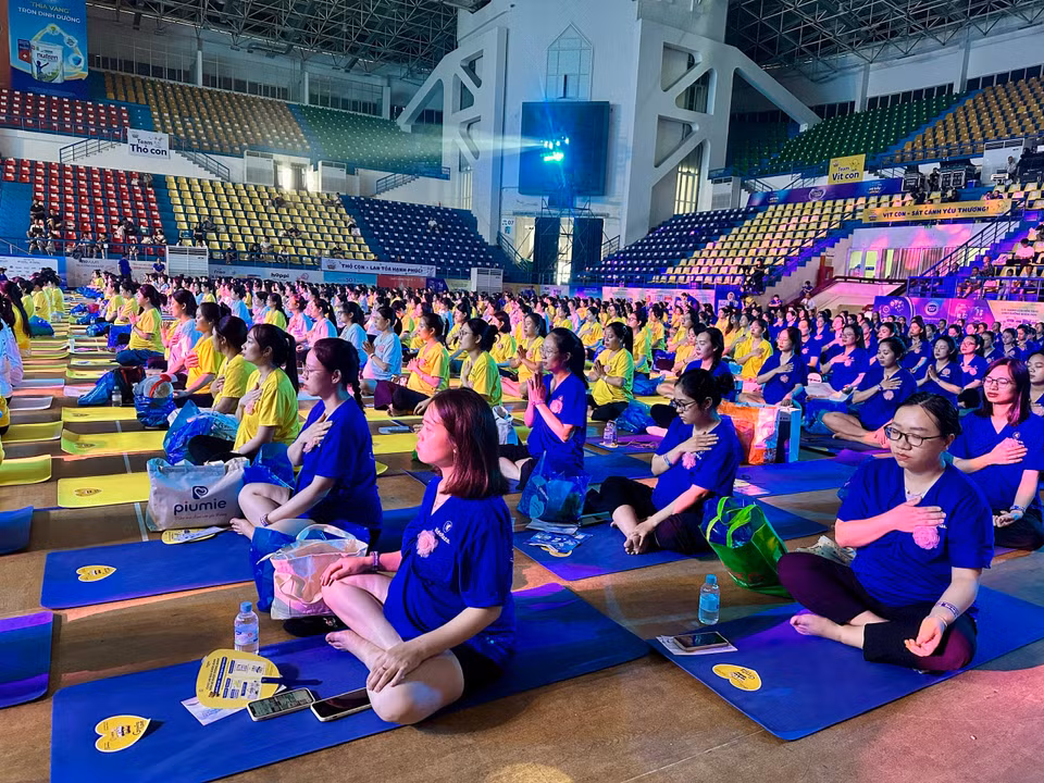 700 mẹ bầu cùng đồng diễn yoga. (Ảnh: PV/Vietnam+)