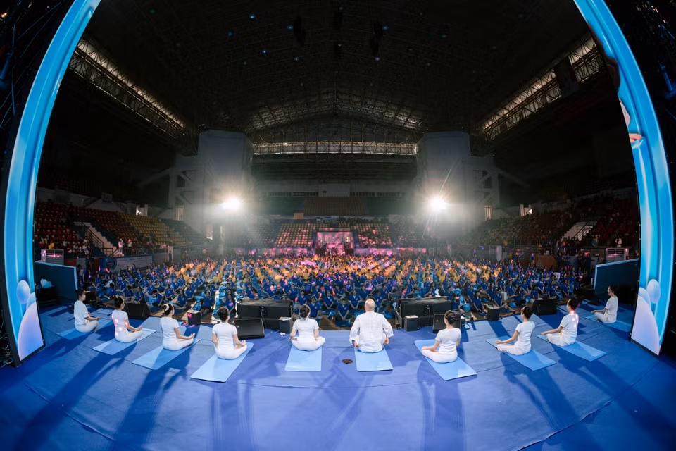 Khung cảnh buổi trình diễn yoga của 700 mẹ bầu. (Ảnh: PV/Vietnam+)