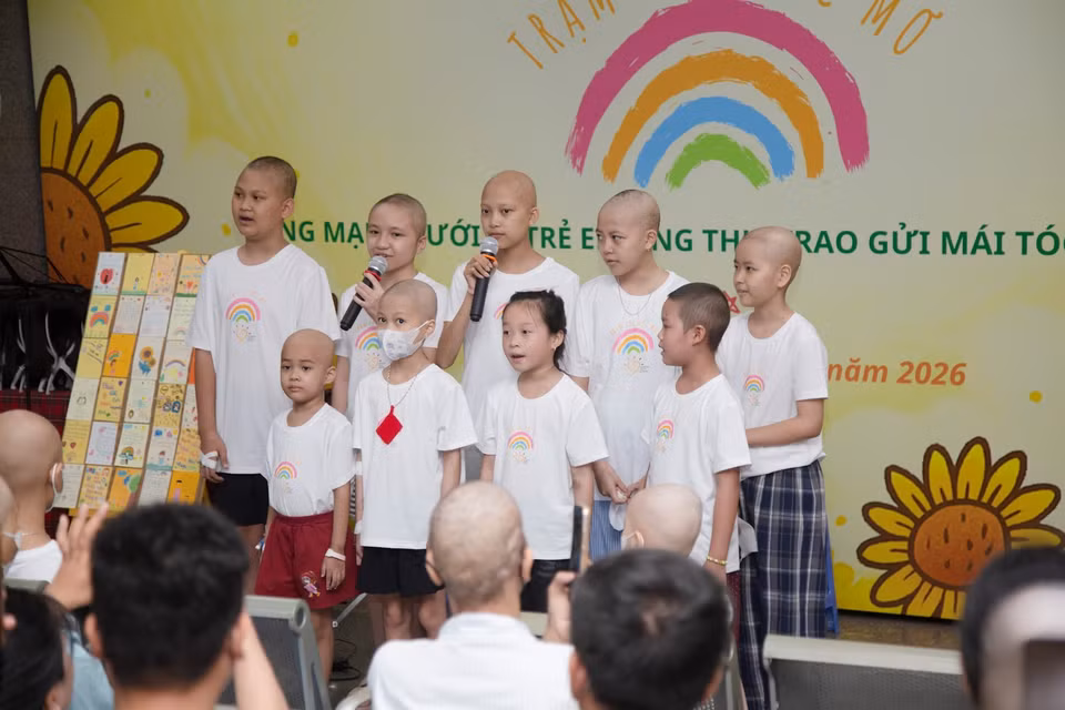 Mỗi mái tóc trao đi không chỉ là lời động viên, mà còn là sự sẻ chia thiết thực, giúp người bệnh ung thư tự tin về diện mạo và vững vàng hơn trên hành trình vượt qua thử thách. (Ảnh: PV/Vietnam+)